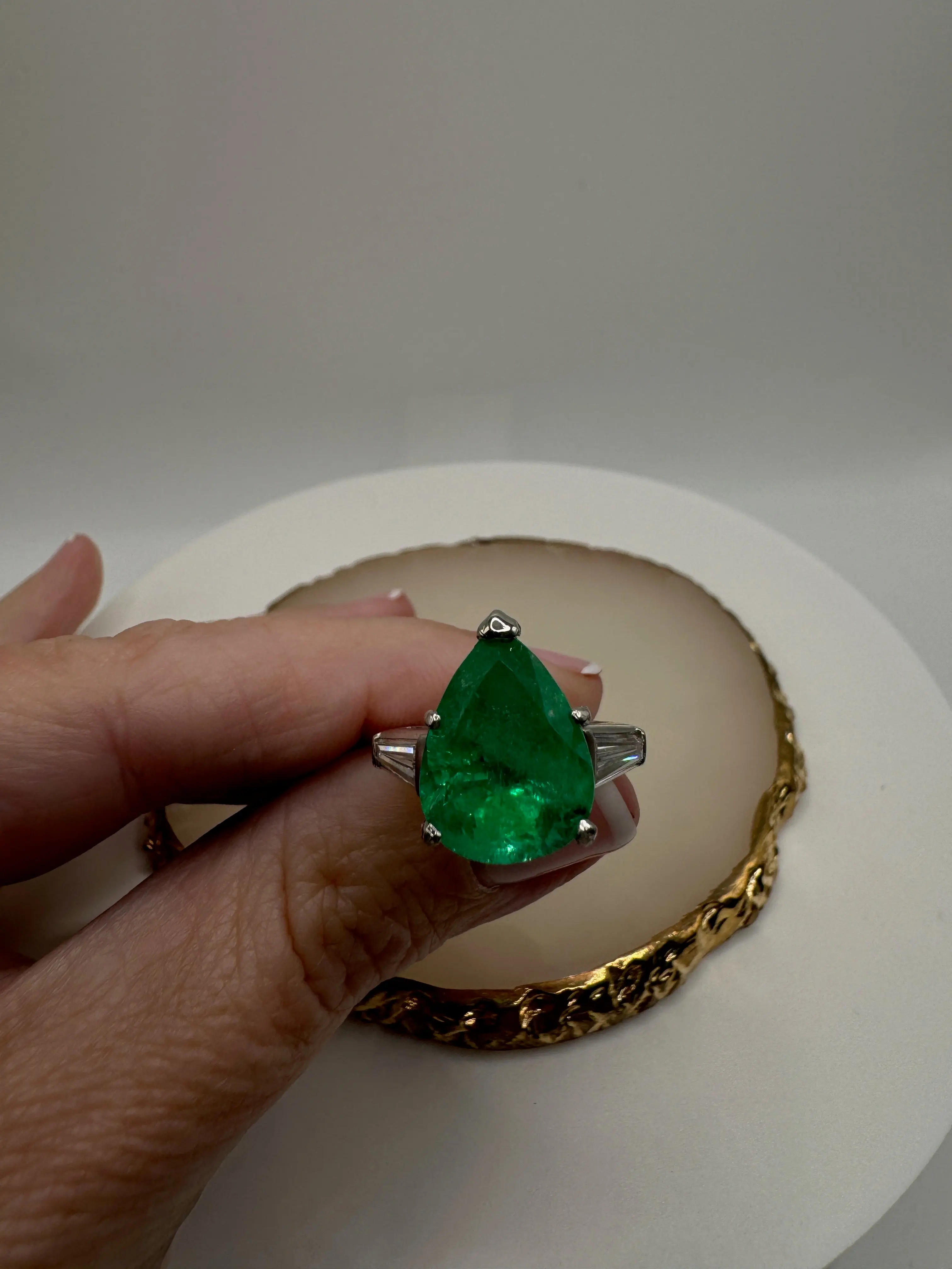 6.17 ct Green Emerald Ring 6.17 ct Green Emerald Ring