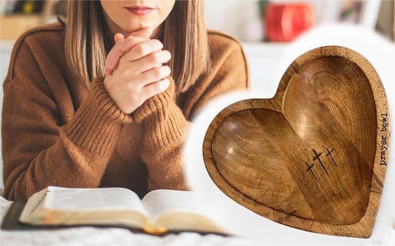 Wooden Heart Shaped Prayer Bowl with 24 Prayer Cards, Handcrafted Vintage Prayer Bowl with Cross & Letter Pattern, Religious Decorations for Home Living Room Bedroom Church, Christian Ornaments, Home Decor, New Year's Day Valentine's Day & Easter Sunday