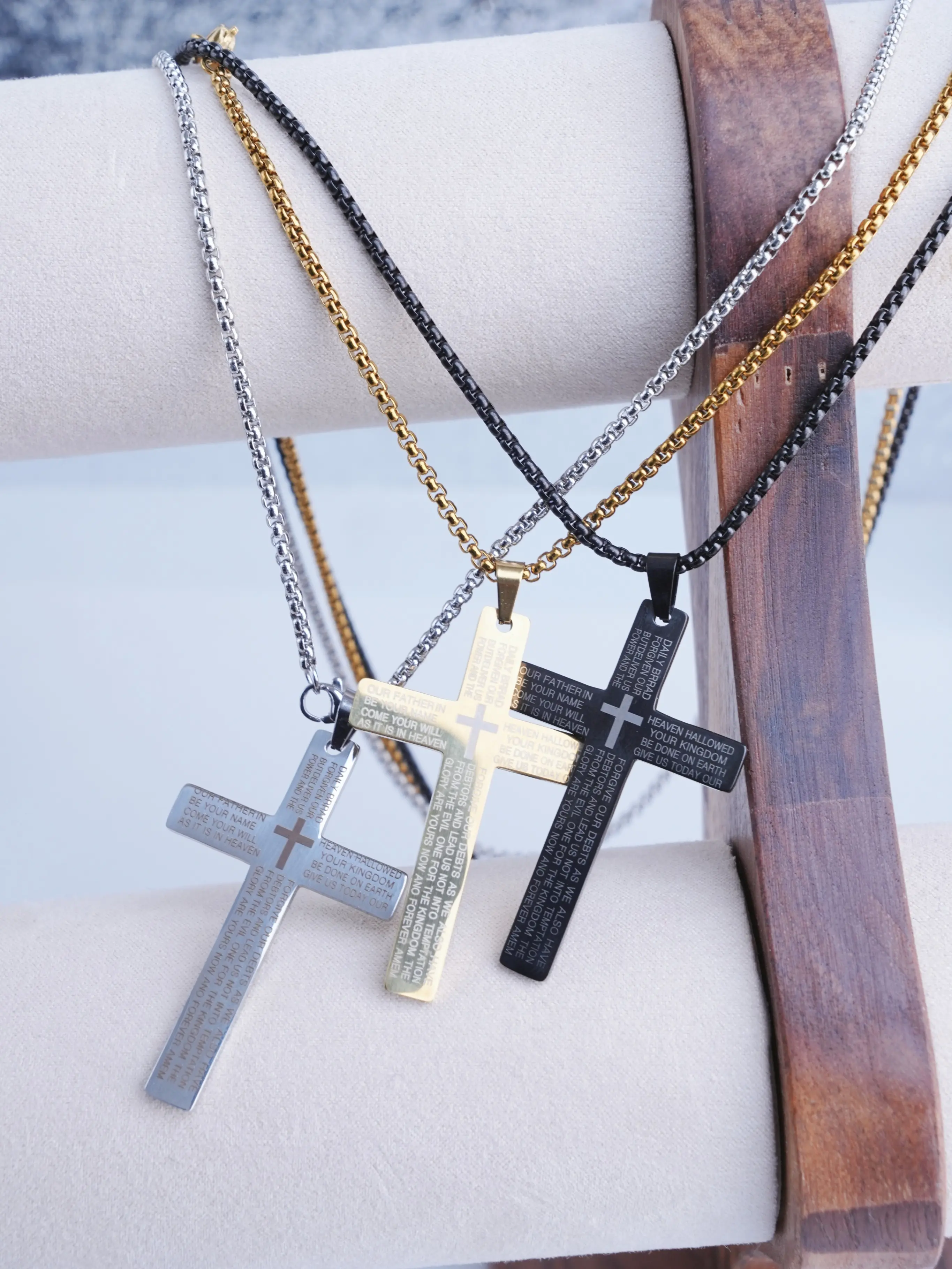 Stainless steel cross pendant necklace with engraved Bible verse; a fashionable accessory suitable for men and women, ideal for parties and everyday wear; also an elegant birthday gift set available in three color combinations.