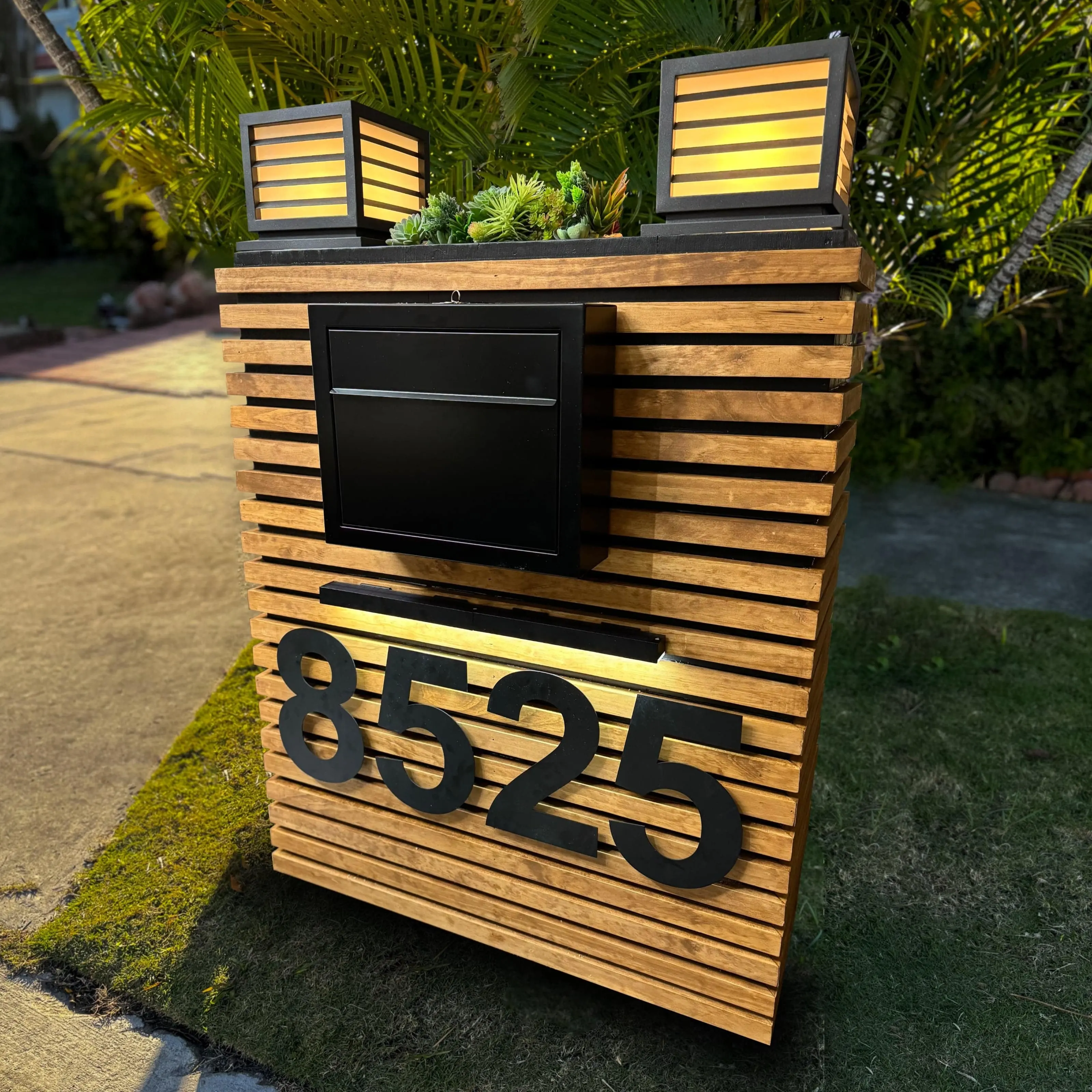 "Showpiece" Vista Vantage Mailbox
