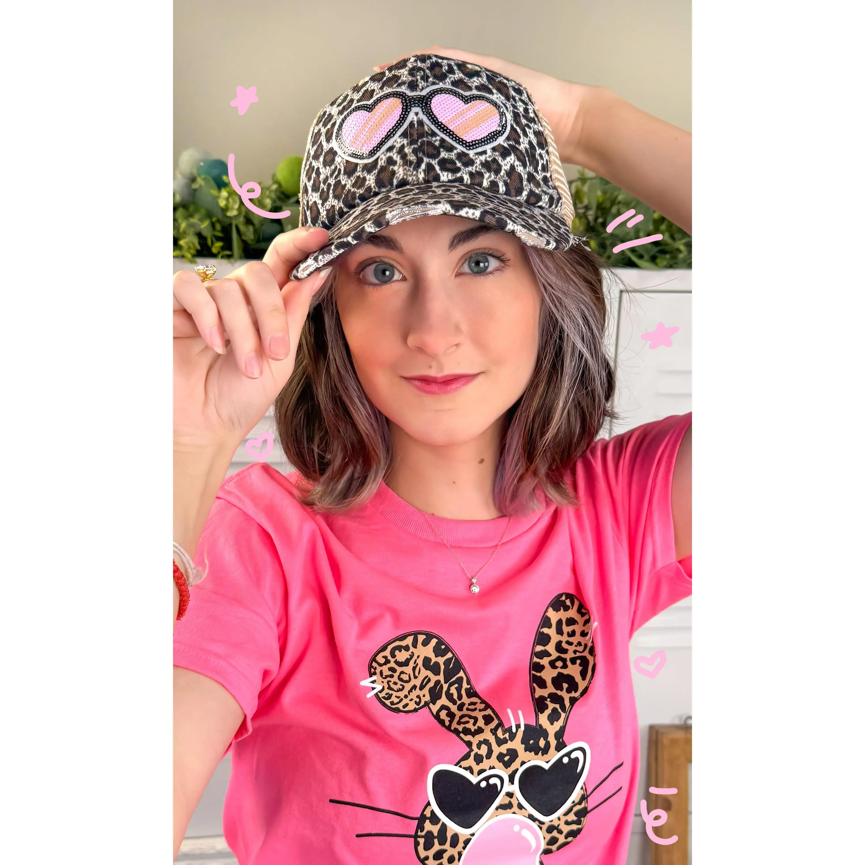 Sequin Heart Snapback Cap with Vintage Leopard Print Visor - Trendy, Heart-Inspired Headwear for Parties & Performers