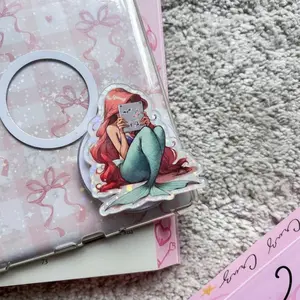 Shimmering Red Mermaid Bookish Phone Grip - Glittery Fantasy Character Phone Holder - Aesthetic Sea Shell Princess Accessory - Birthday Gift for Book Lovers