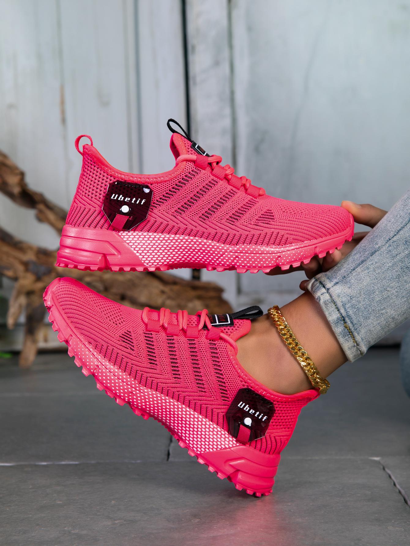 Women's fashionable and breathable knitted athletic shoes, 2026 new spring/autumn casual lightweight soft-soled walking shoes, comfortable low-top outdoor running shoes.