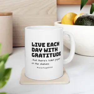 Funny Gratitude Mug - "Live Each Day With Gratitude" Toilet Paper 2020 Meme – Pandemic Gift Coffee Cup