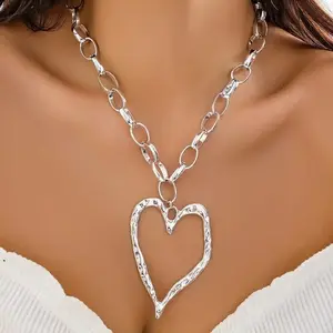 Retro Exaggerated Hollow Love O-chain Necklace, Stylish And Simple Irregular Large Peach Heart Pendant Collarbone Chain