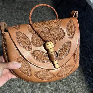 Bolsa piel $55 - Mexican Leather Bag Hermosa Bolsa de Piel 100% Ternero with Floral Embroidery & Gold Charm Artisanal Handcrafted Chiapaneco Handbag, bolsa artesanal