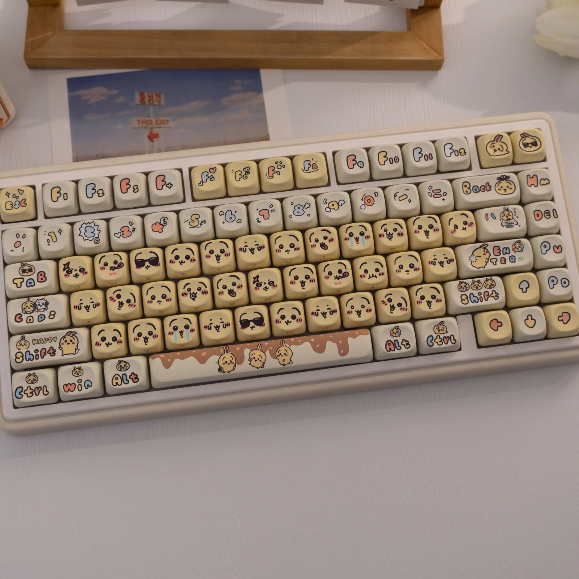 132-Key Energetic Rabbit Theme Round Pbt Keycaps, Dye Sublimation Process, Moa Profile, Compatible with Mx Axes, Suitable for 61/64/68/87/96/104/108 Keyboards