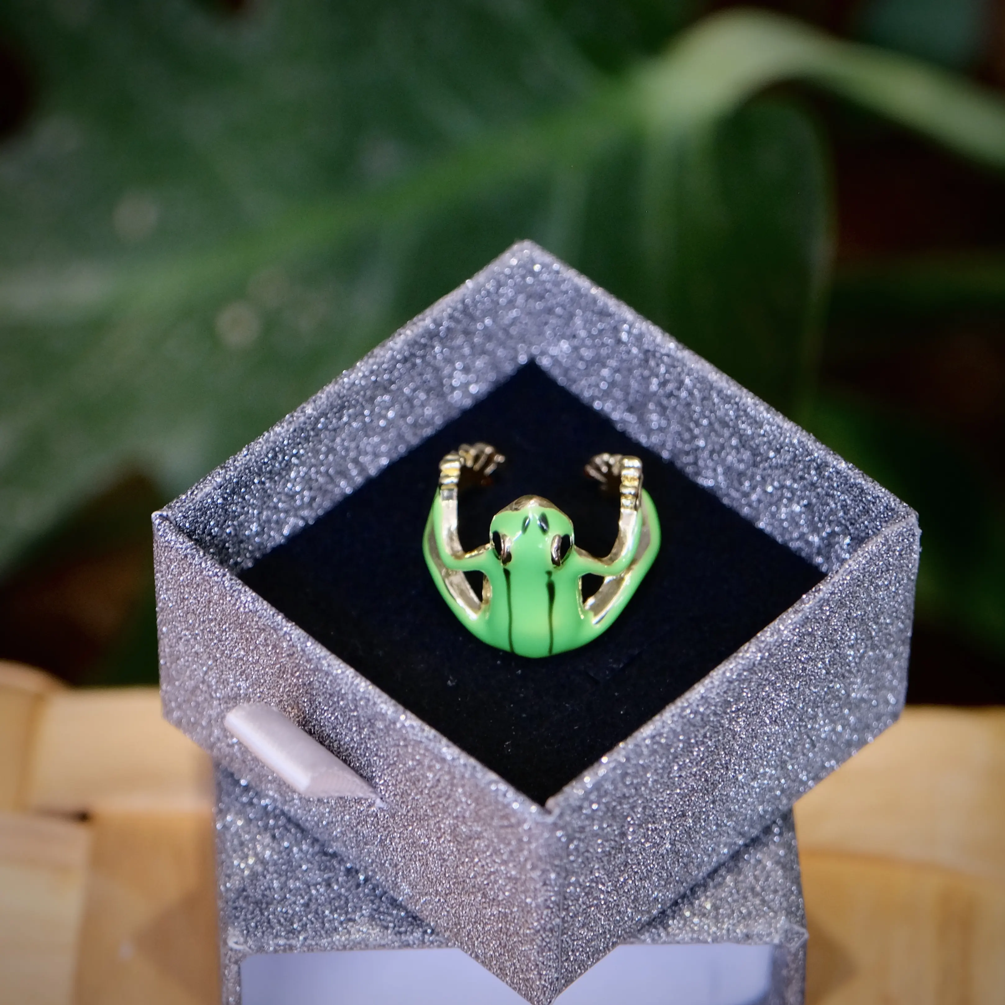 Whimsical Tree Frog 2-Piece Jewelry Set, Standout Costume Jewelry in Vibrant Blue & Green with Adjustable Ring (Size 6-8) & Clip-On Earrings, Standout Piece, Vibrant Colors, Everyday Wear, Animals, Whimsical Jewelry