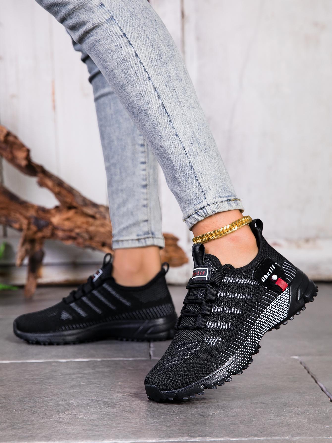 Women's fashionable and breathable knitted athletic shoes, 2026 new spring/autumn casual lightweight soft-soled walking shoes, comfortable low-top outdoor running shoes.