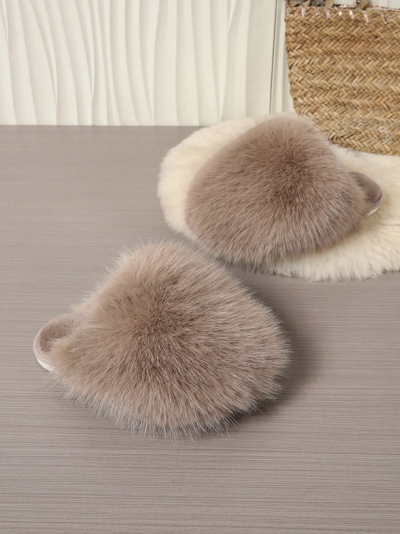 New Fashion Versatile Large Soft Fur Ball Plush Slippers, Autumn Winter Outdoor Home Anti-Slip Flat Bottom, Women's Warm One-Strap Slipper, Fashionable Soft Slippers, Indoor Slippers, Soft Fluffy Footwear, Footwear