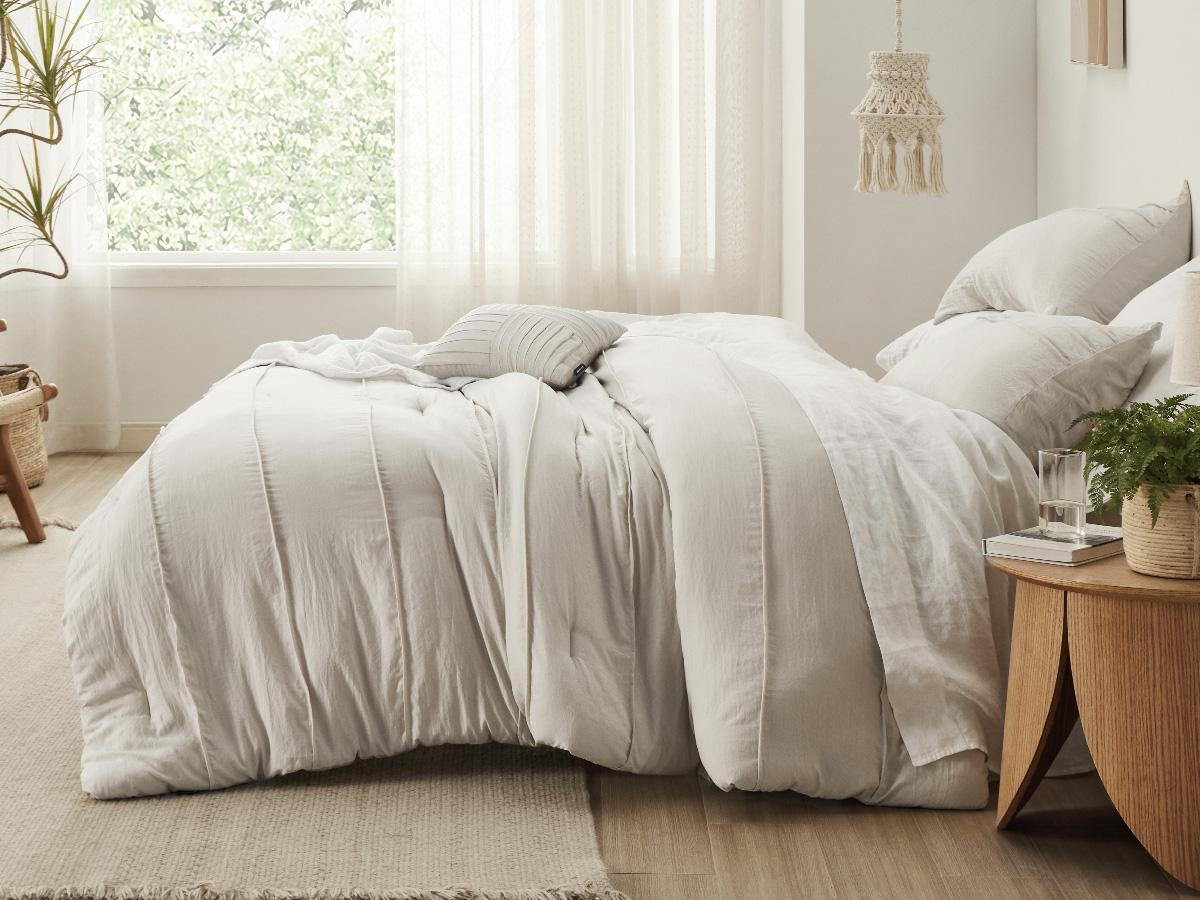 Comforter Set - 4 Pieces Pinch Pleat Bed Set, Boho Bedding for All Season, 1 Soft Comforter, 2 Pillowcases, 1 Decorative Pillow