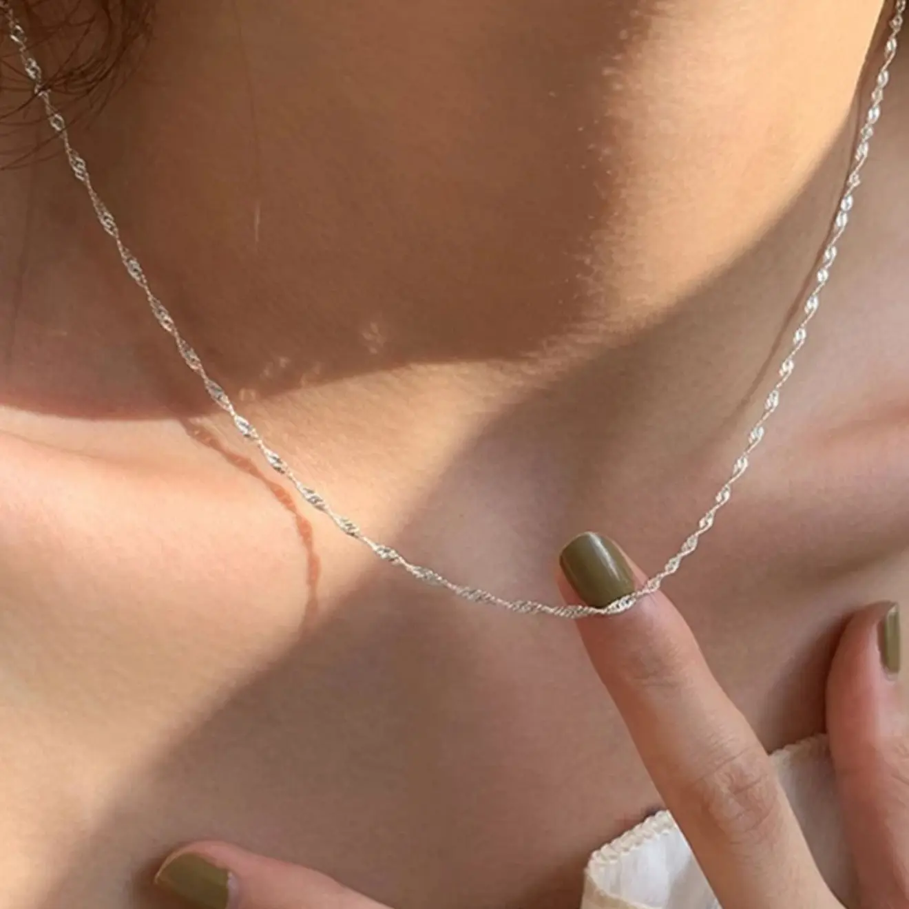 Shimmer Twist Chain Choker Necklace for Women, Dainty Gold/Silver Tone Minimalist Sparkle Chain, Thin Glitter Water Wave Chain, Everyday Delicate Necklace for Casual, Office & Party Styling