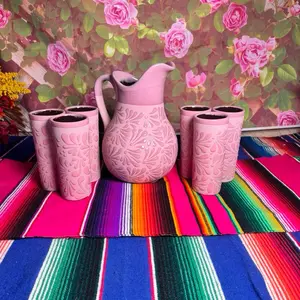 Jarra rosa con vasos