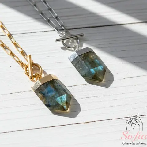 Boho Style Labradorite Crystal Necklace - Personalized Shield-Shaped Pendant, 2nd Month Birthstone Setting, Toggle Clasp Costume Jewelry, Meaningful Gifts Accessory, Enchanted, Crystal Necklaces