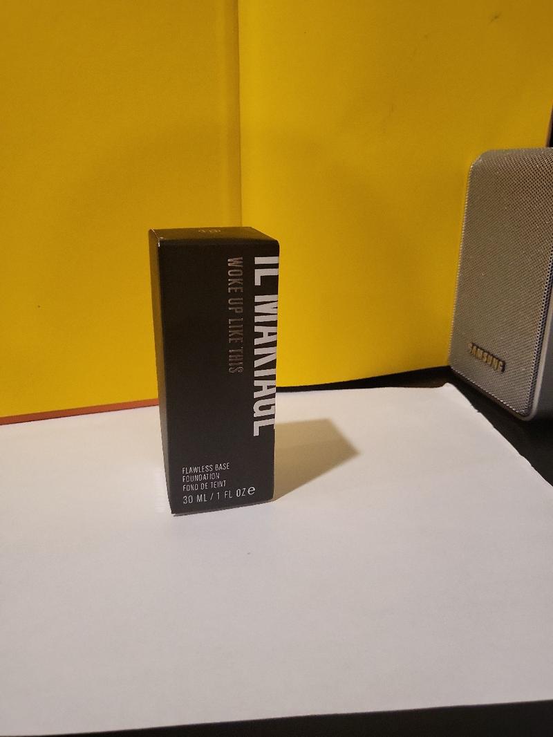Introducing the IL MAKIAGE Woke Up Like This Flawless Base Foundation - the perfect foundation for a flawless, natural-looking complexion. With 30 ML of product and shade 10, this foundation is ideal for those with light to medium skin tones. Lightweight