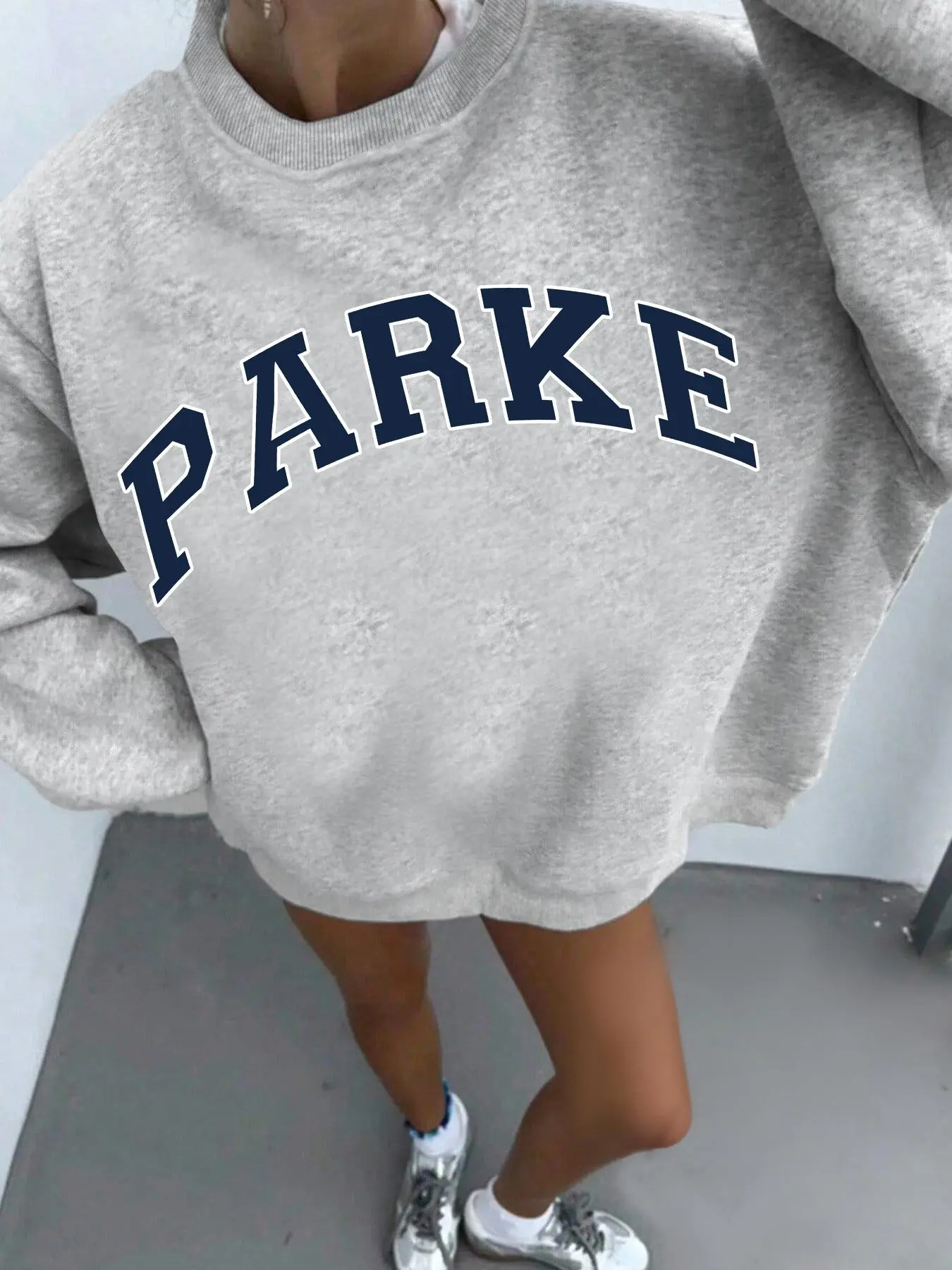 Unisex Women American Retro Casual Crewneck Sweatshirt – Light Gray Oversized, Long Sleeve, 'PARKE' Letter Graphic, Soft Fabric, Casual – Ideal for Campus Outings, Street Fashion, Daily Wear | Retro College Letter Tee, Aesthetic, Womenswear