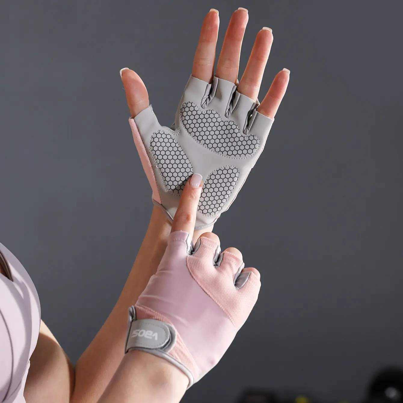 1 Pair Men & Women Half-Finger Breathable Anti-Slip Silicone Sports Gloves, Shock-Absorbing Sponge Palm Protection for Weightlifting, Badminton and Cycling, Fitness Accessories, Workout Accessories, Gym Accessories