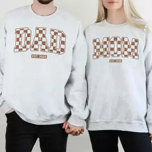 [Made in USA] Mom Dad Est 2026 Sweatshirt Matching Pregnancy Reveal Crewneck Pullover, Parents Outfit Baby Announcement Gift for Couple, Unisex Family Style