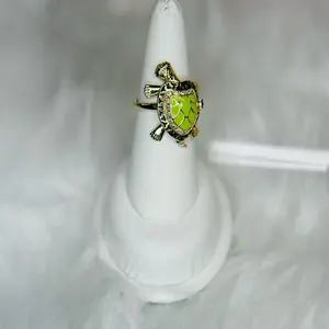 Anillo Tortuga Esmeralda Oro Laminado XP con Detalles Brillantes y Diseño Único para Mujeres