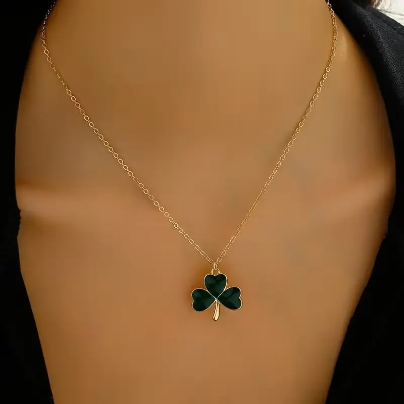 Lucky Four Leaf Clover Necklace Heart Leaf Pendant Shamrock Charm Necklace St Patricks Day Jewelry Lucky Charm Necklace Irish Clover Pendant Women Girls Gift Good Luck Jewelry Cute Clover Necklace Everyday Fashion Jewelry Gift Idea