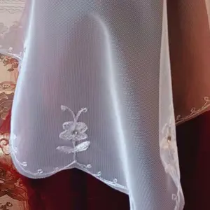 Velo de joven tul banco diseño en banco con diamantina brillosa en el centro de cada flor  Caída suave lavar a mano para mejor duración y secar al aire libre si lo vas a planchar usa un paño de algodón encima del velo.