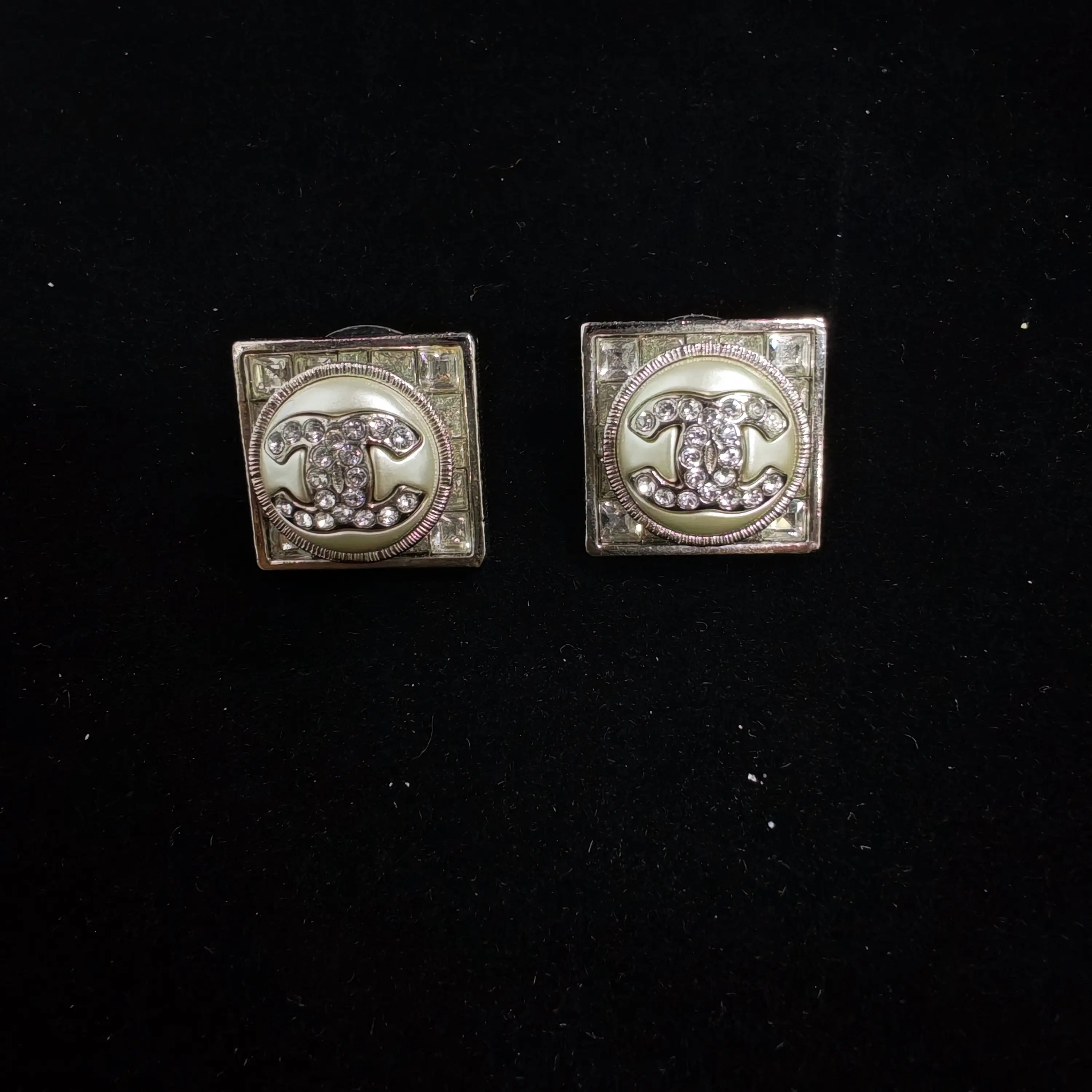 Pre-owned Chanel White "Sugar Cube" Silver Enamel Cream Metal Geometric Silhouette Rhinestone Stud Earrings (SZS 04045), Unisex