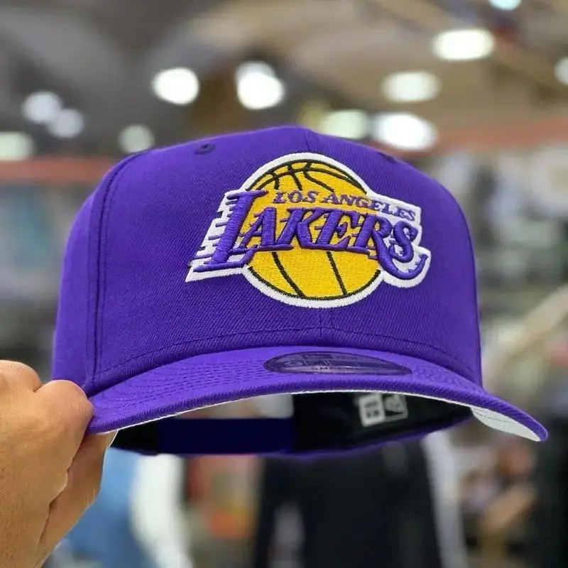 New Era NBA Los Angeles Lakers Cap – Classic Embroidered Team Logo Snapback Hat, Adjustable Fit, Curved Brim, Vintage Basketball Streetwear Style, Unisex Men Women