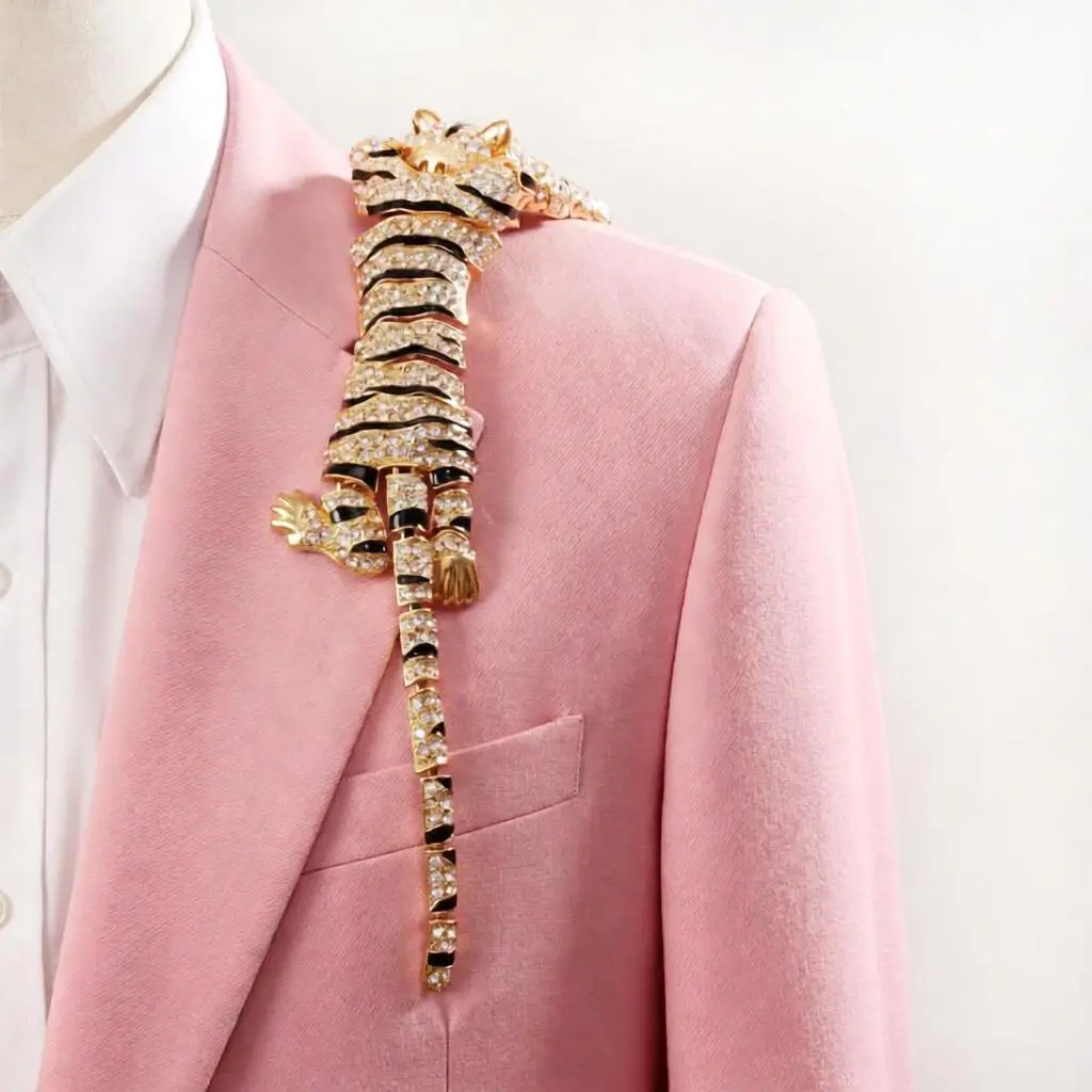 1 Piece Animal Tiger Luxurious Metal Brooch Suit Brooch Shawl Holiday Gift Zinc Alloy Rhinestone Vintage Tiger Brooch Heavy Inlay Full Diamond Brooch Light Luxury Fashion Charms Crystal Corsage Statement Tiger Pin Accessory Jewelry Gold