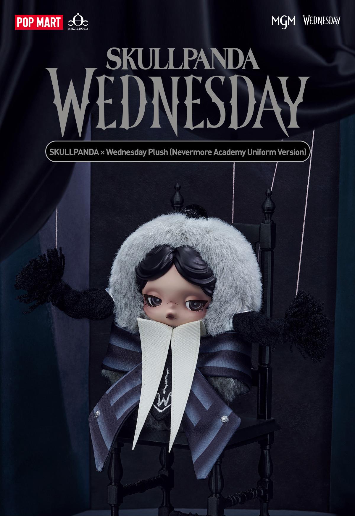 [Spanish]- SKULLPANDA × Wednesday (Versión uniforme de Nevermore Academy) – Peluche de Vinilo con Tarjeta Colgante