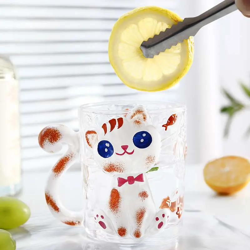 These 3D animal-shaped glass cups, featuring adorable cat and tabby cat designs, are perfect for various beverages such as water, beer, juice, cocktails, whiskey, and milk, and are suitable for use in the kitchen or at a bar.
