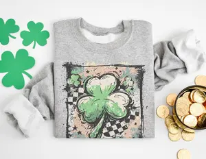 Vintage St. Patrick's Day Clover Checkerboard Sweatshirt Retro St. Patty's Day Lucky Green Clover Pullover 80's Checkerboard Irish Unisex Sweater Casual Crewneck Sublimation Vintage Print Top