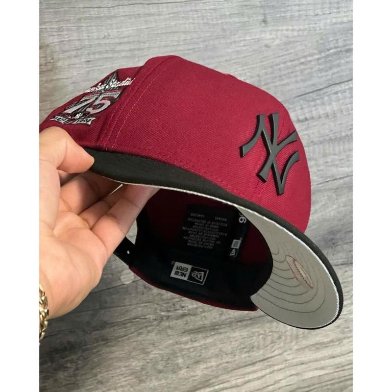New Era 9FIFTY New York Yankees Cap – Burgundy Red Flat Brim Snapback Black Raised Logo Anniversary Patch Adjustable Streetwear