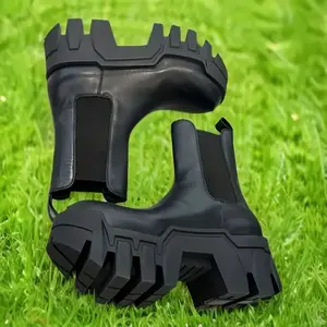 Men's stylish Chelsea boots – durable rubber sole, platform design for added height, easy to put on and take off. Insole