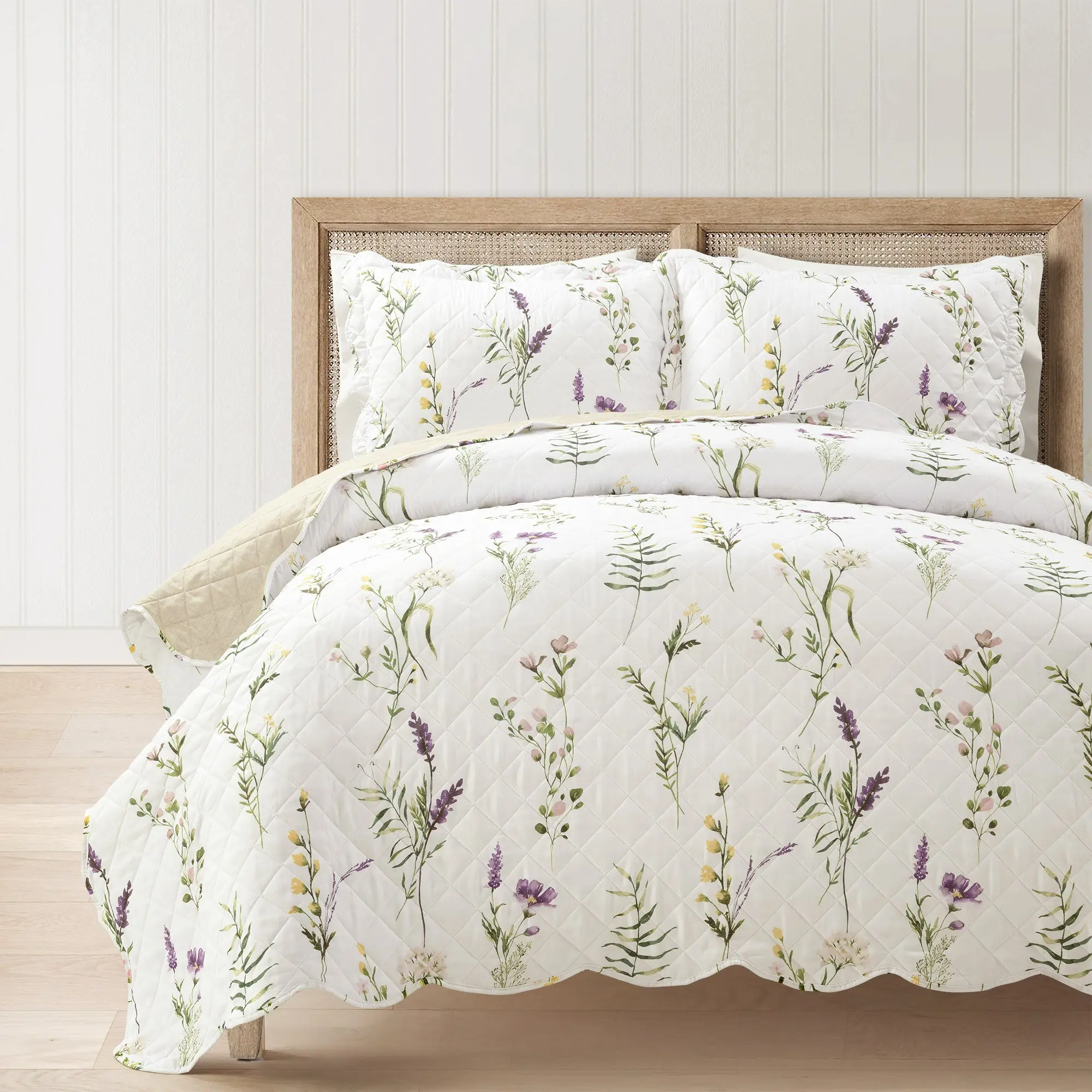 Lush Decor Watercolor Wildflower Scallop Edge Floral 3 Piece Quilt Set Full/Queen/King/California King Sizes Soft Breathable Bedding