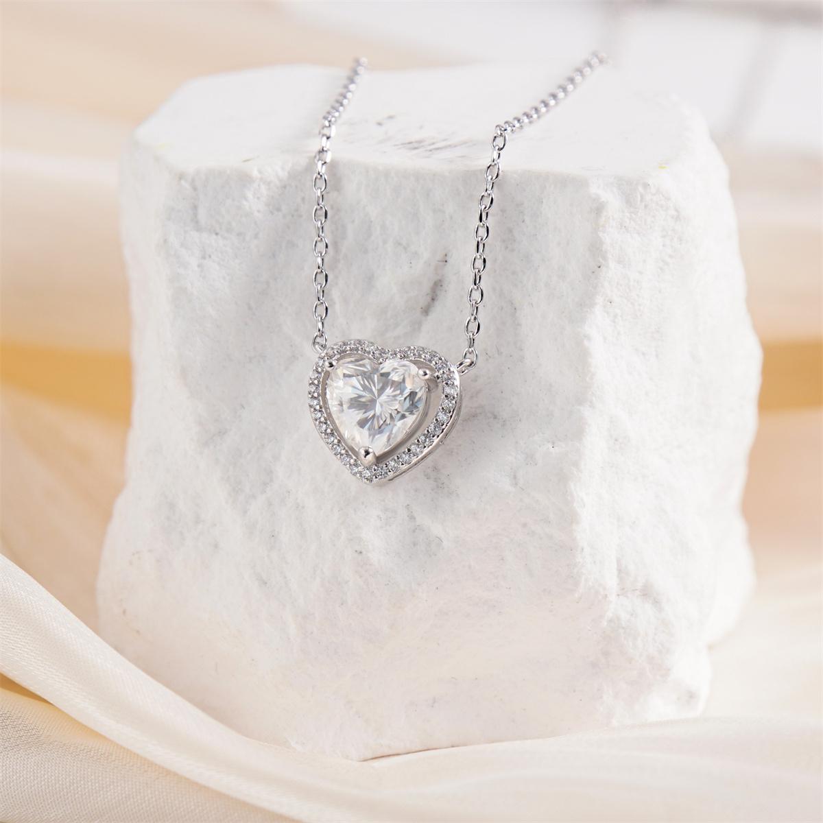 Moissanite 1-2ct Halo Heart Pendant Necklace Sparkling White Heart Pendant Copper Necklace Jewelry for Wedding Engagement Anniversary Romantic Elegant Gift Daily Wear Moissanite 1-2ct Halo Heart Pendant Necklace Sparkling White Heart Pendant Copper Necklace Jewelry for Wedding Engagement Anniversary Romantic Elegant Gift Daily Wear