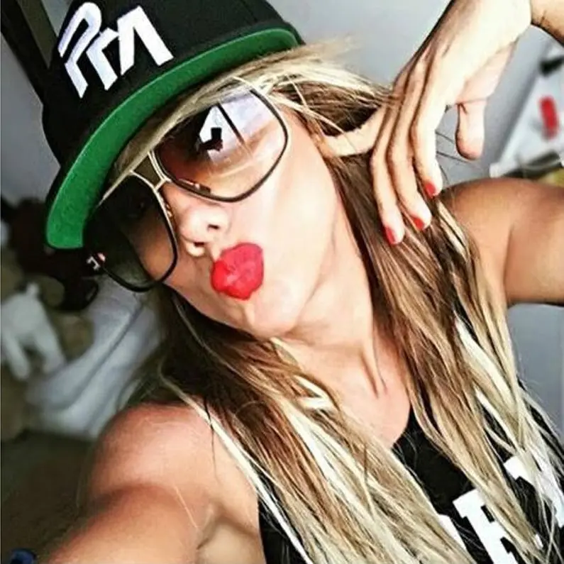 Unisex Shield-Shape Square Sunglasses, Metal Alloy Frame, UV400 Polycarbonate Lenses, Single Pair Fashion Eyewear, Unisex Frame