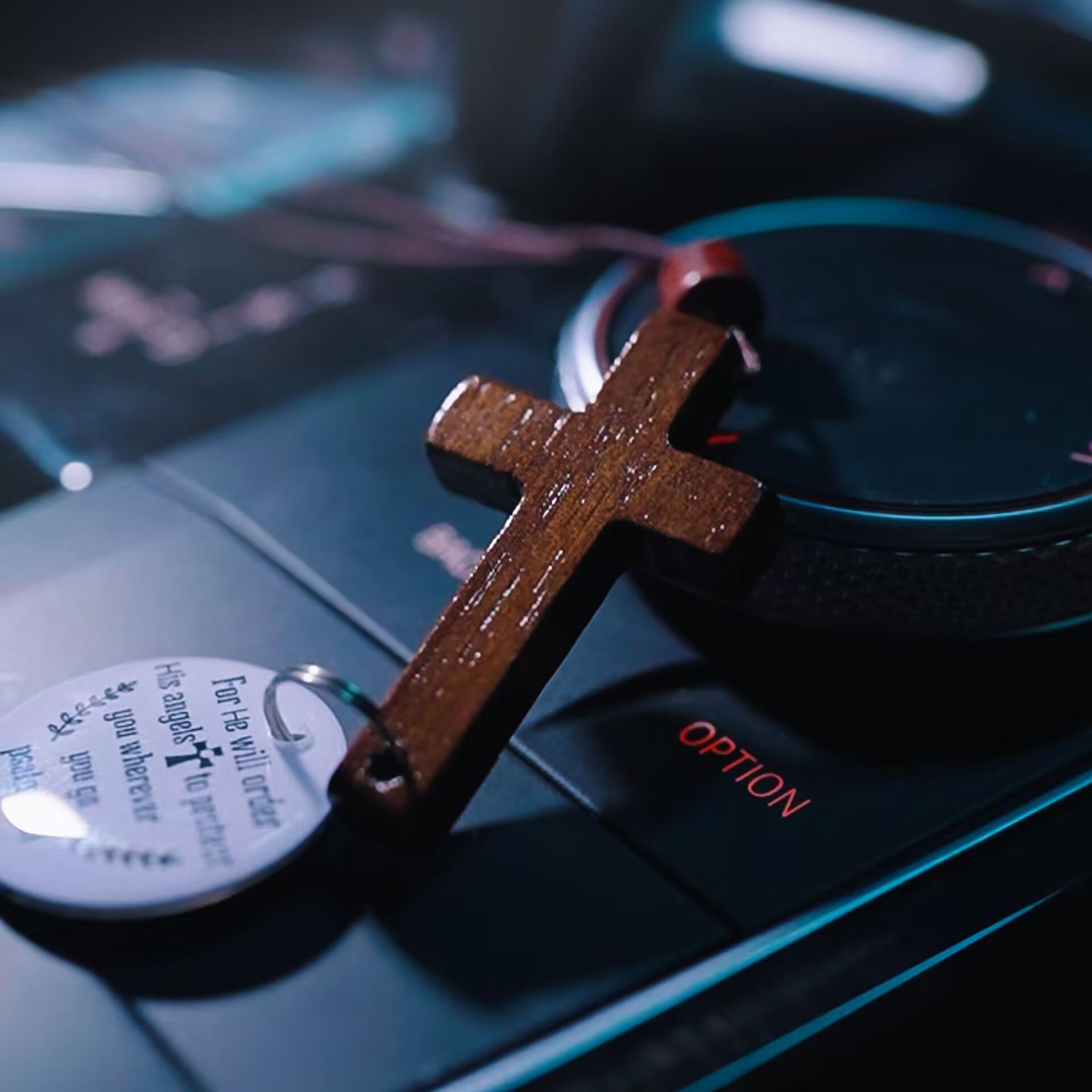 Daily Bible Verse Cross Ornament for Rearview Mirror – Christian Car Pendant with NFC Tag, Hanging Cross for Car Interior or Home, Holiday Gift & Faith Decoration.