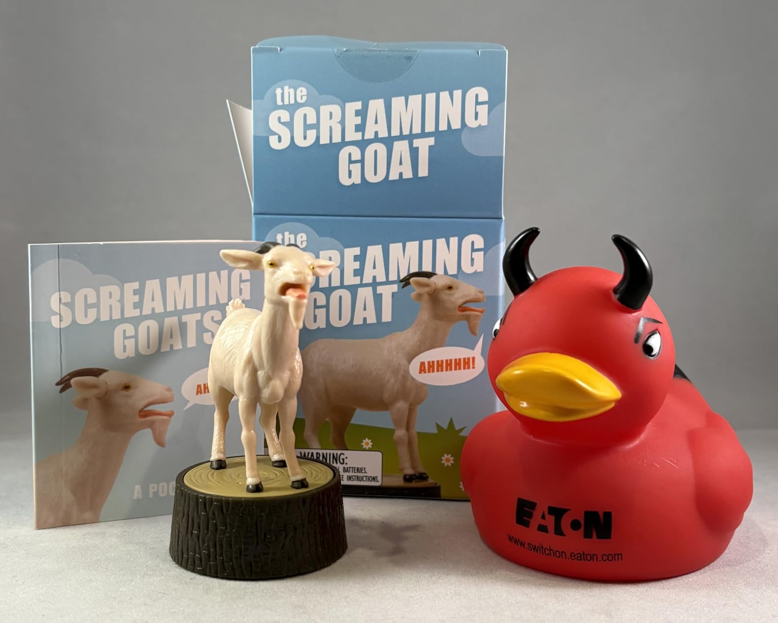 The Screaming Goat – Mini Figure with Sound & Pocket Book | Funny Desk Toy & Gag Gift for Goat Lovers, Adults & Kids