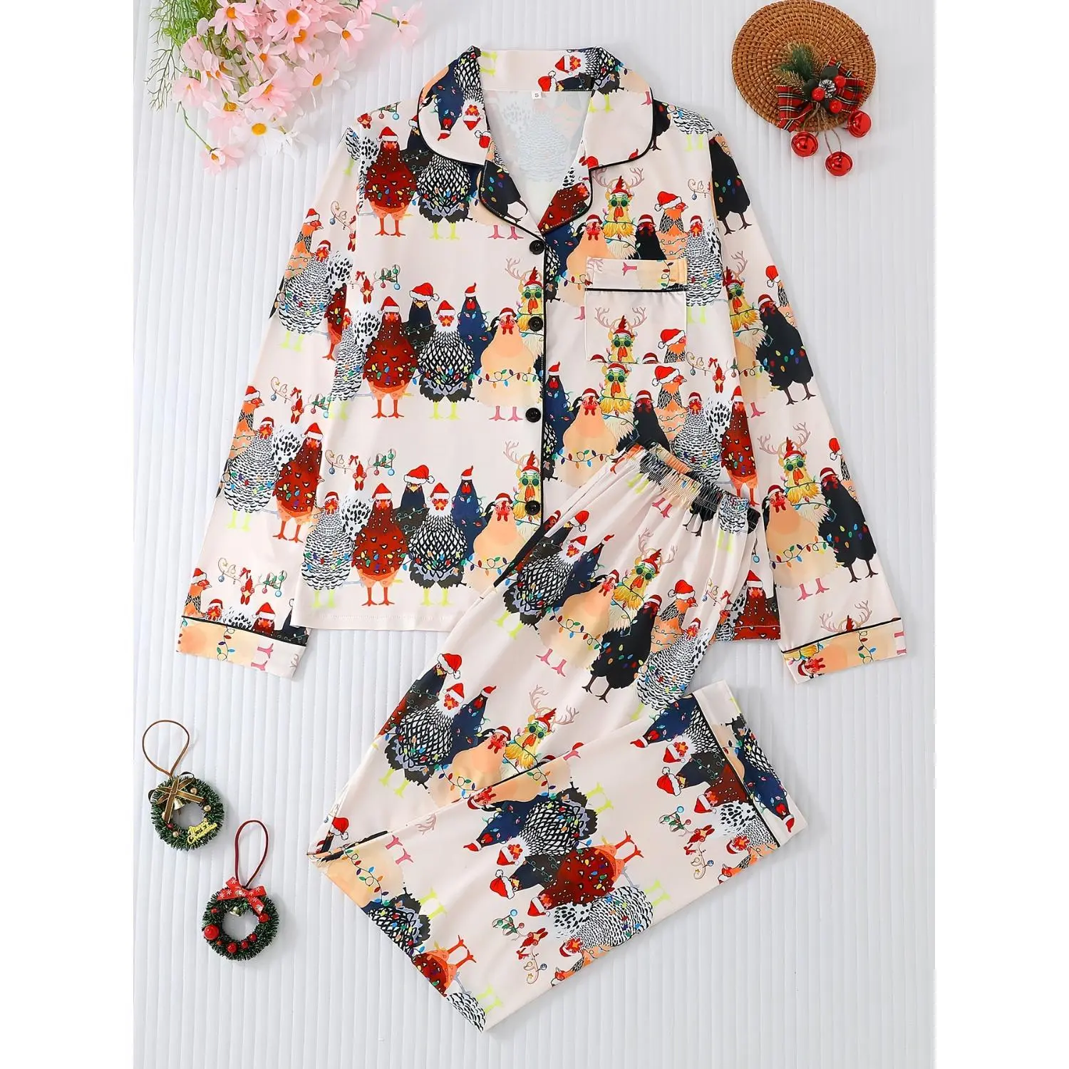 A Two-Piece Autumn And Winter Women'S Pajama Set Featuring a Chick And Christmas Hat Print, with a Collared Button-Up Long Sleeve Top And Comfortable Long Pants, Suitable for Year-Round Wear