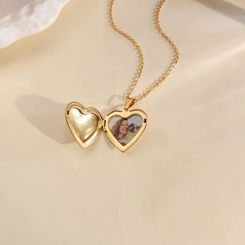 Vintage Heart Locket Necklace for Women, Gold-Tone Stainless Steel Non-Tarnish Photo Keepsake Jewelry, Exquisite Gift for Girlfriend, Exquisite Jewelry Gift, Casual Style Necklaces, Chain Heart Pendant, Custom Photo Pendant, Gifts For Your Girlfriend