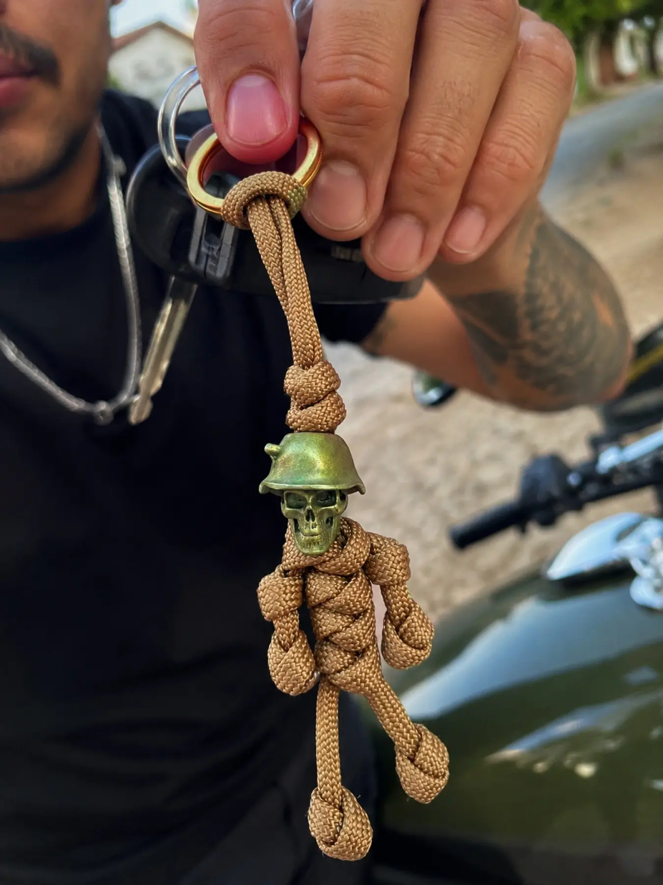 Retro Skull Soldier Keyring for Motorcycle Car Backpack Accessories, Handmade Gothic Rope Pendant with Military Helmet Design, Fashion Punk Keychain Charm for Daily Use, Halloween Gift for Him Her Friends, Fashionable Alloy Keychain