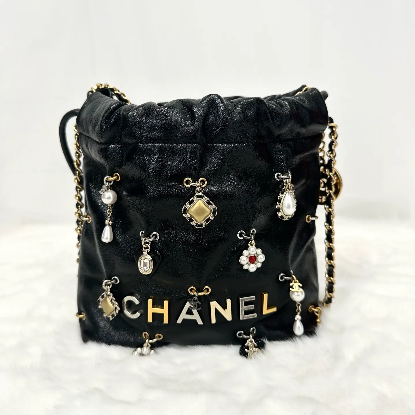 Pre-owned CHANEL 22 Mini Crossbody Bag Limited Edition, Gold Jewelry Charm, Zip Closure, Microchip | N21659678, Crossbody Bags, Chain