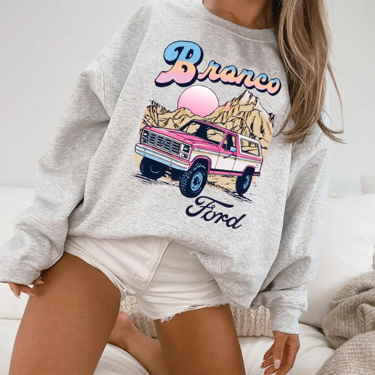 Ford Bronc0 Crewneck Sweatshirt Classic Off-Road Car Enthusiast Pullover Unisex Soft Fleece Jumper for Men Women Cozy Beige Graphic Apparel