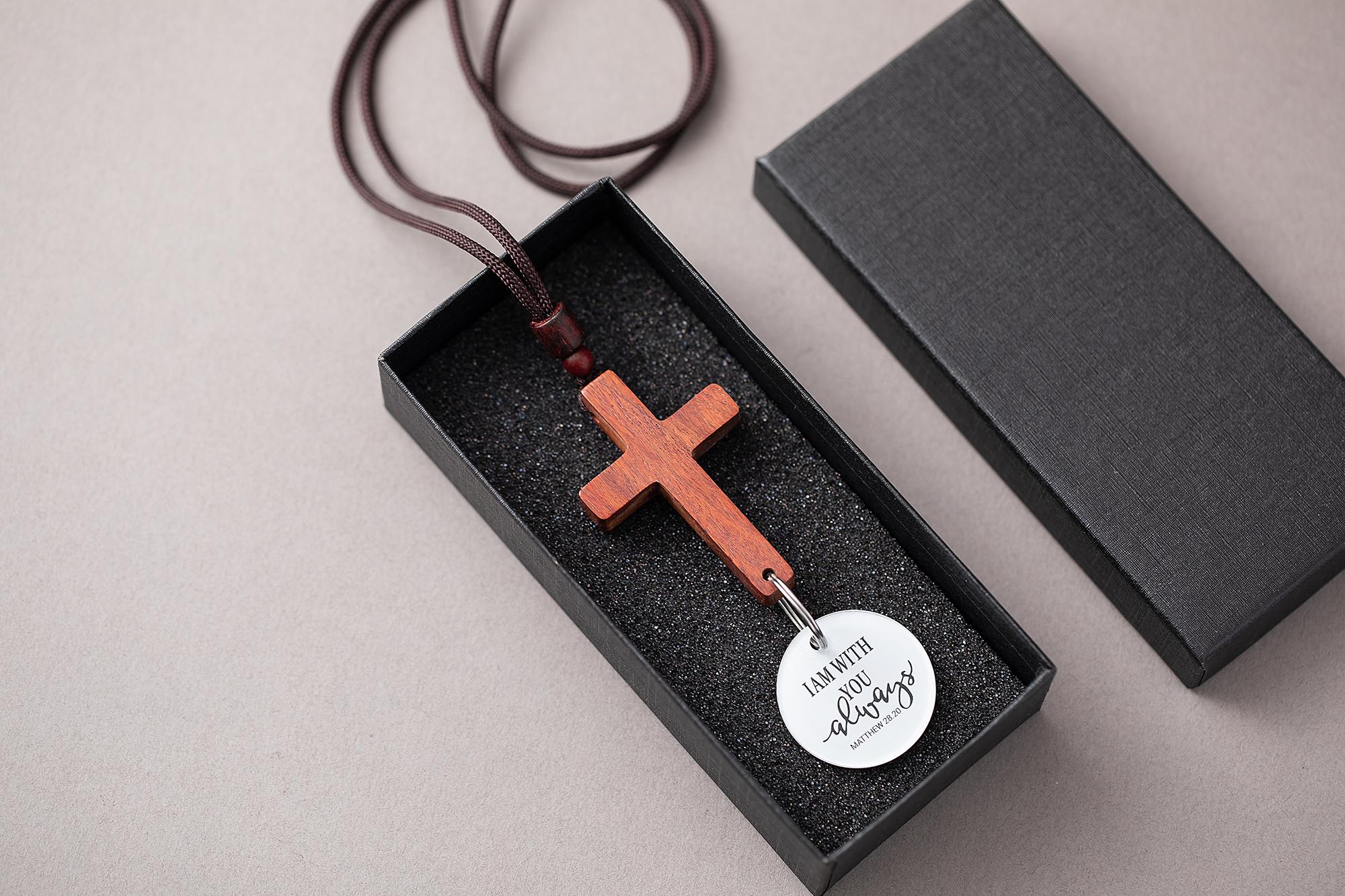 Bible Verse Car Rearview Hanging Cross Ornament "I Am With You Always" Solid Sandalwood Carving Hand-Sanded Christian Accessory for Car Mirror Decor Spiritual Touch Ideal Gift for Holidays - Automotive