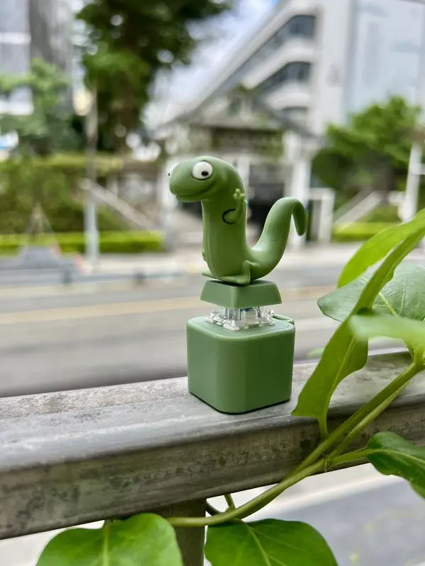 Lizard Button Keychain with LED Light, Realistic Croak & Color-Changing Fun Toy for Kids and Adults