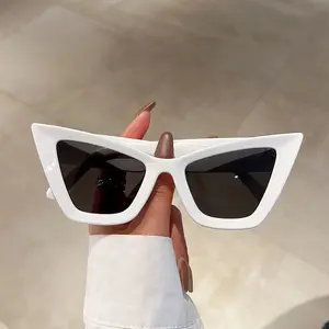 Retro Oversized Cat-Eye Glasses for Women Gradient Brown Tint Vintage Fashion Accessory Classic Design Comfortable Fit Trendy Stylish