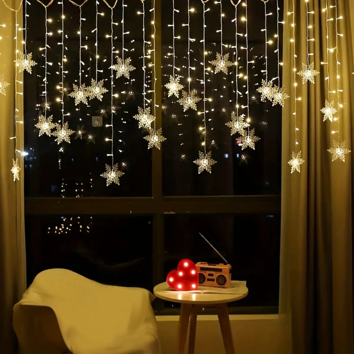 Christmas Snowflake Window Curtain String Lights, 13ft 96 LED Fairy Lights USB powered Snowflake Icicle Lights Indoor Outdoor Twinkle Lights Decorations for Bedroom Party Patio Room Garden Home Xmas Tree Decorations Holiday Decor (Not Including Batteries)
