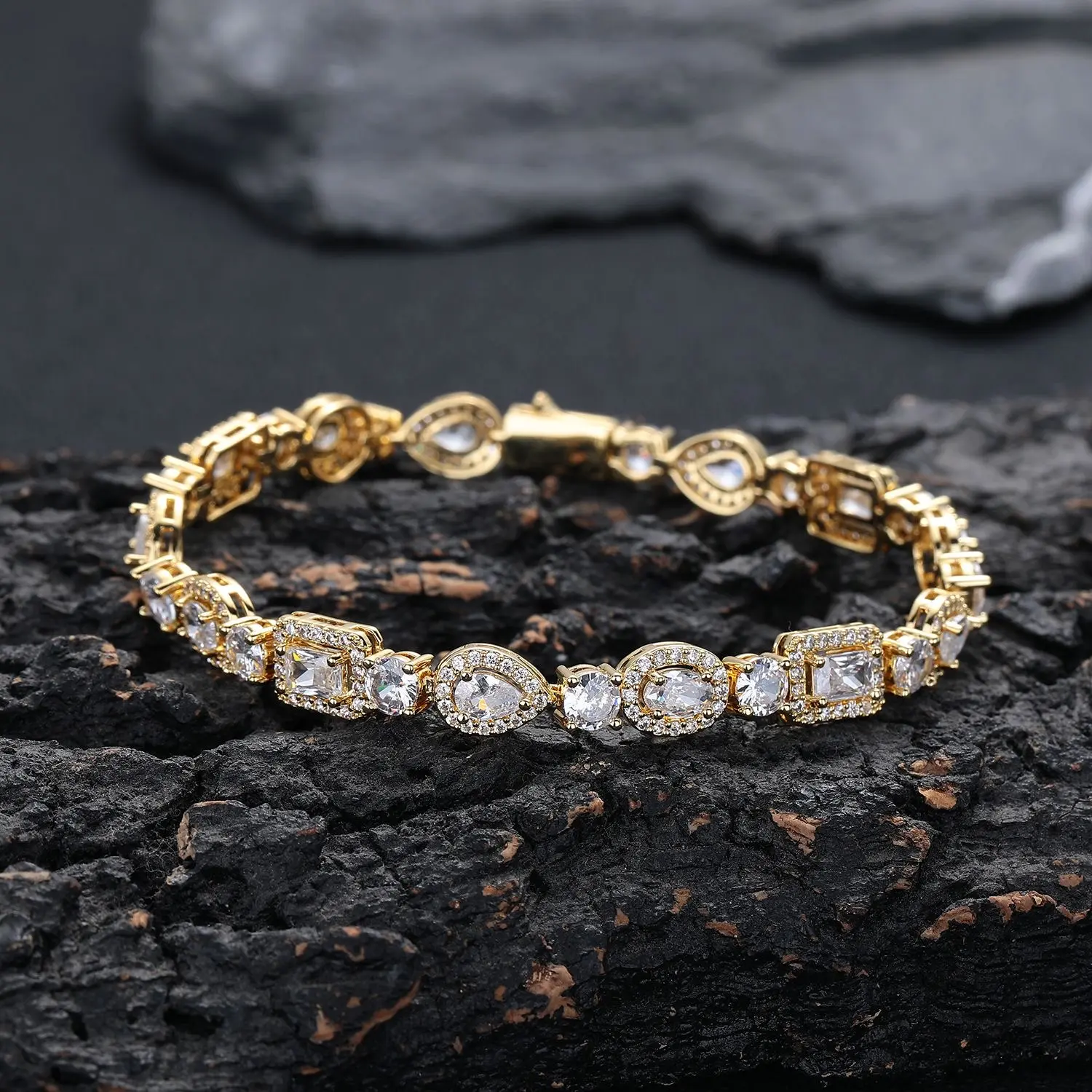 A fresh and sweet bracelet featuring a zircon-accented chain—a unisex accessory with a hip-hop style.