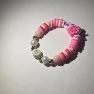 Pulsera rosita con inicial mini para bebés