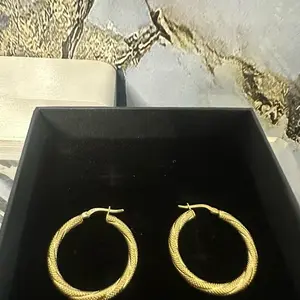 10K Gold Diamond-Cut Hoop Earrings – Semi Solid Snow Finish
